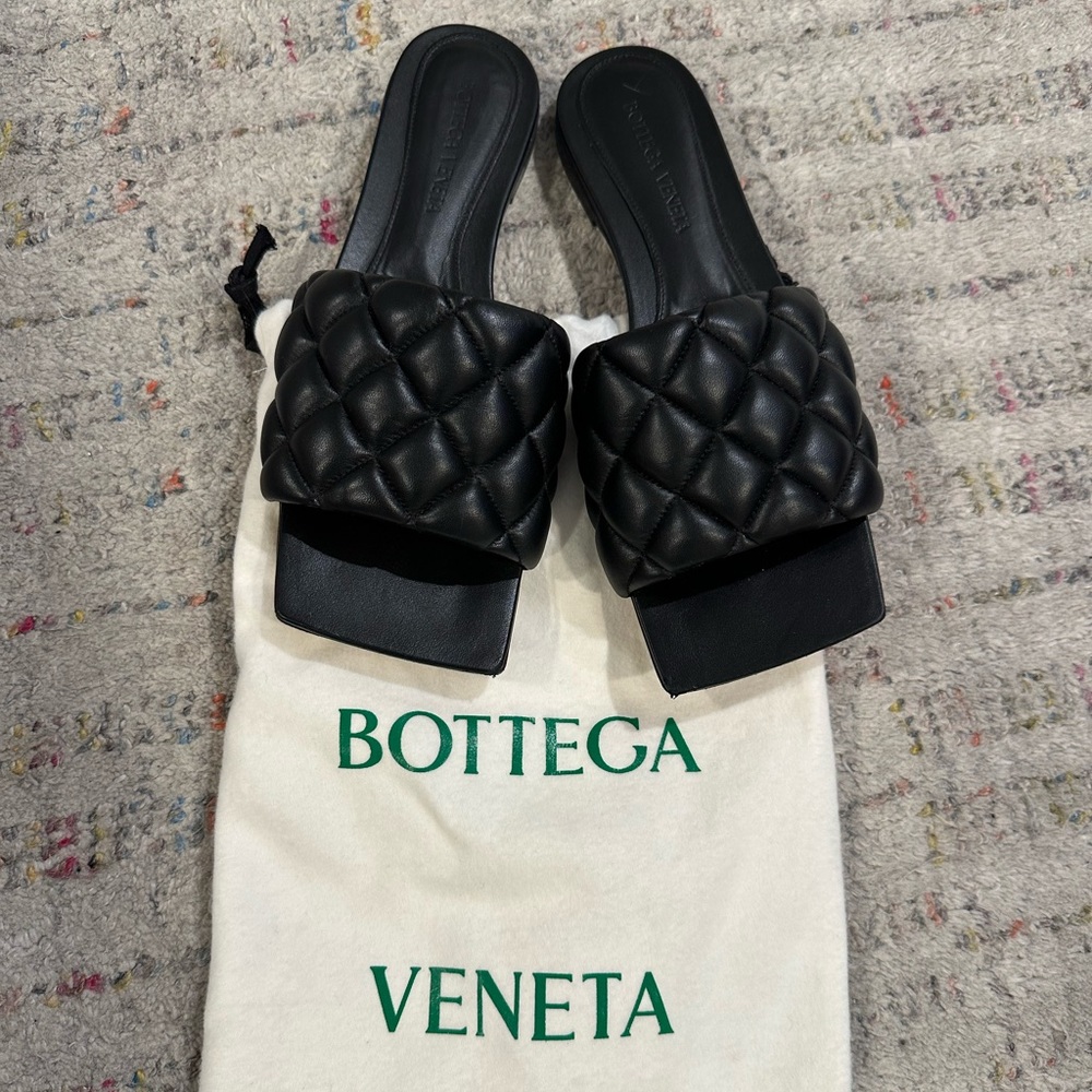 Bottega Veneta The Padded Flat Sandal Size 36 1/2. Worn once Excellent Condition